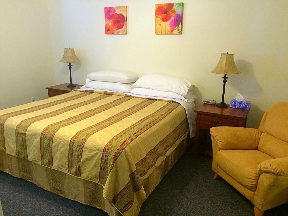 Acker Vacation Rentals เคโลว์นา ภายนอก รูปภาพ