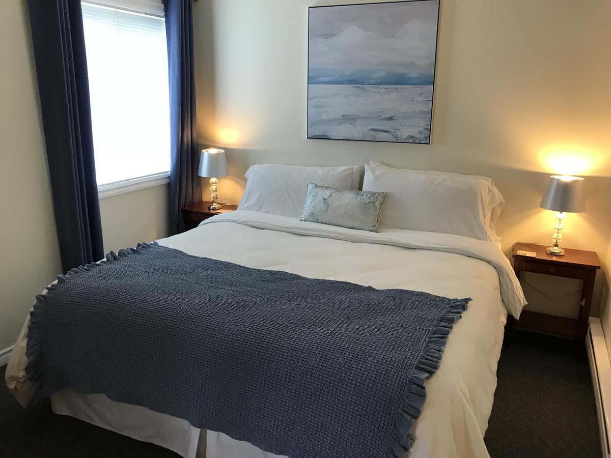 Acker Vacation Rentals เคโลว์นา ภายนอก รูปภาพ
