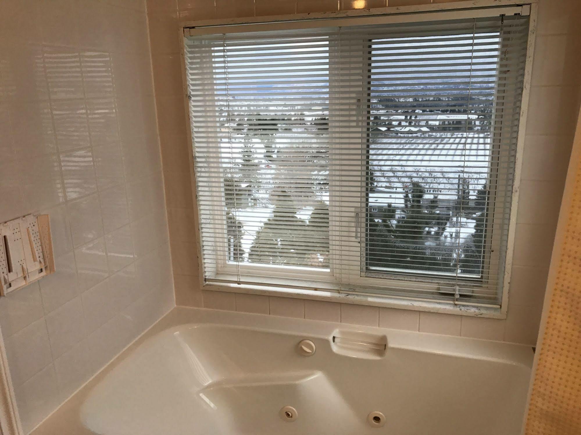 Acker Vacation Rentals เคโลว์นา ภายนอก รูปภาพ
