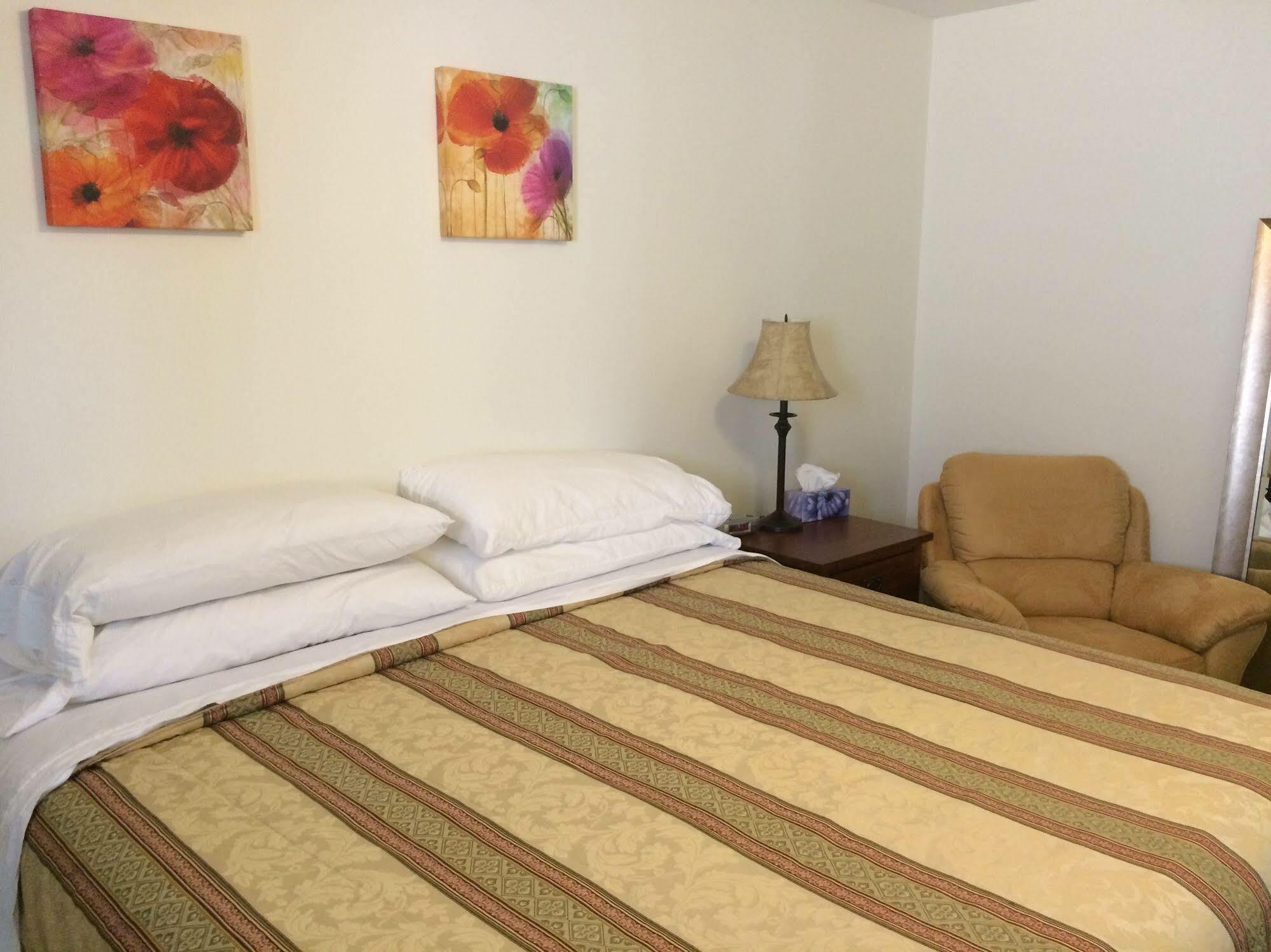 Acker Vacation Rentals เคโลว์นา ภายนอก รูปภาพ