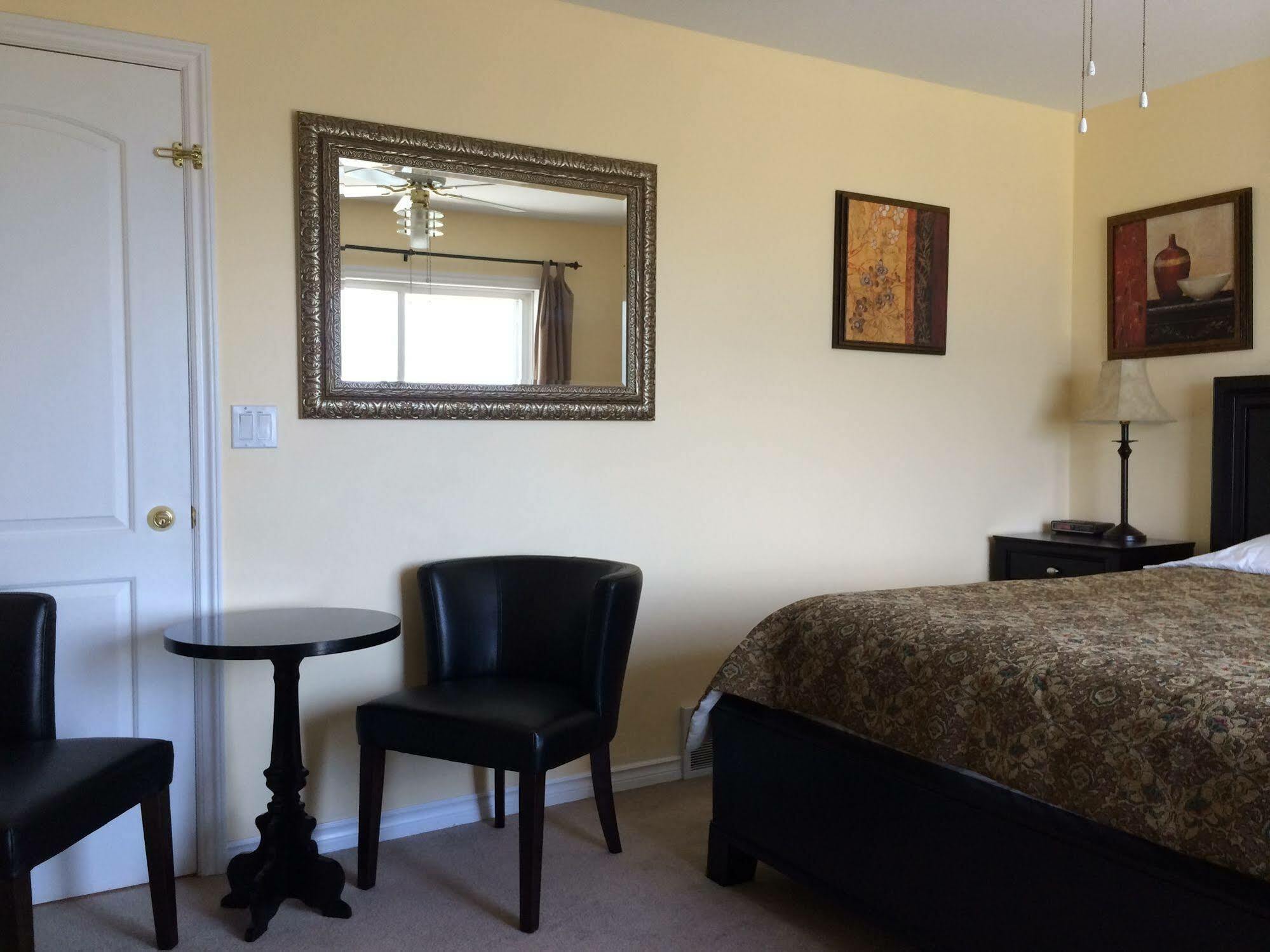 Acker Vacation Rentals เคโลว์นา ภายนอก รูปภาพ