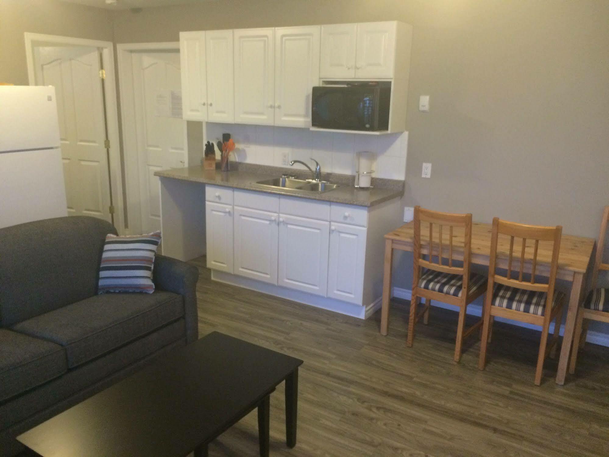 Acker Vacation Rentals เคโลว์นา ภายนอก รูปภาพ