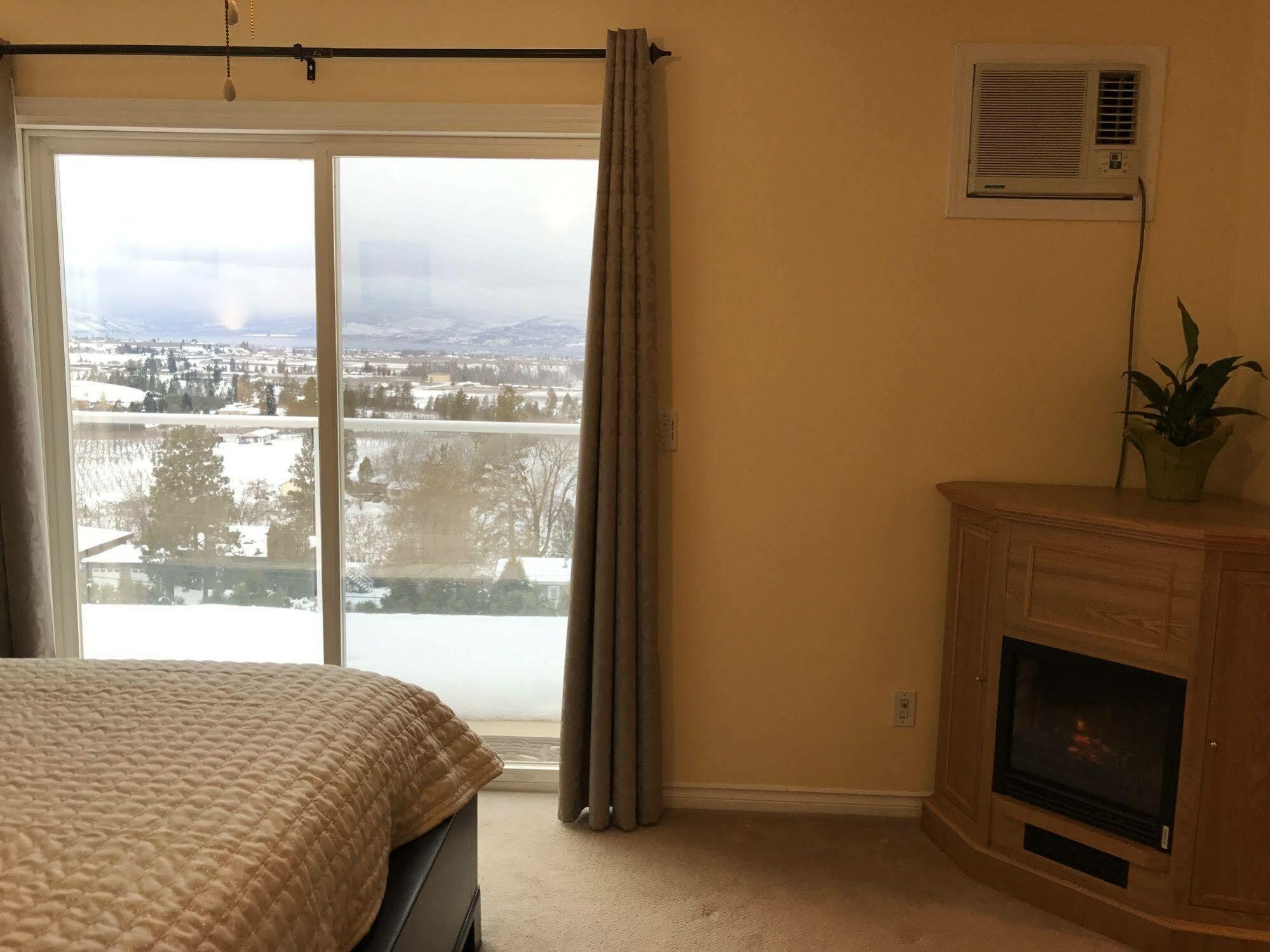Acker Vacation Rentals เคโลว์นา ภายนอก รูปภาพ