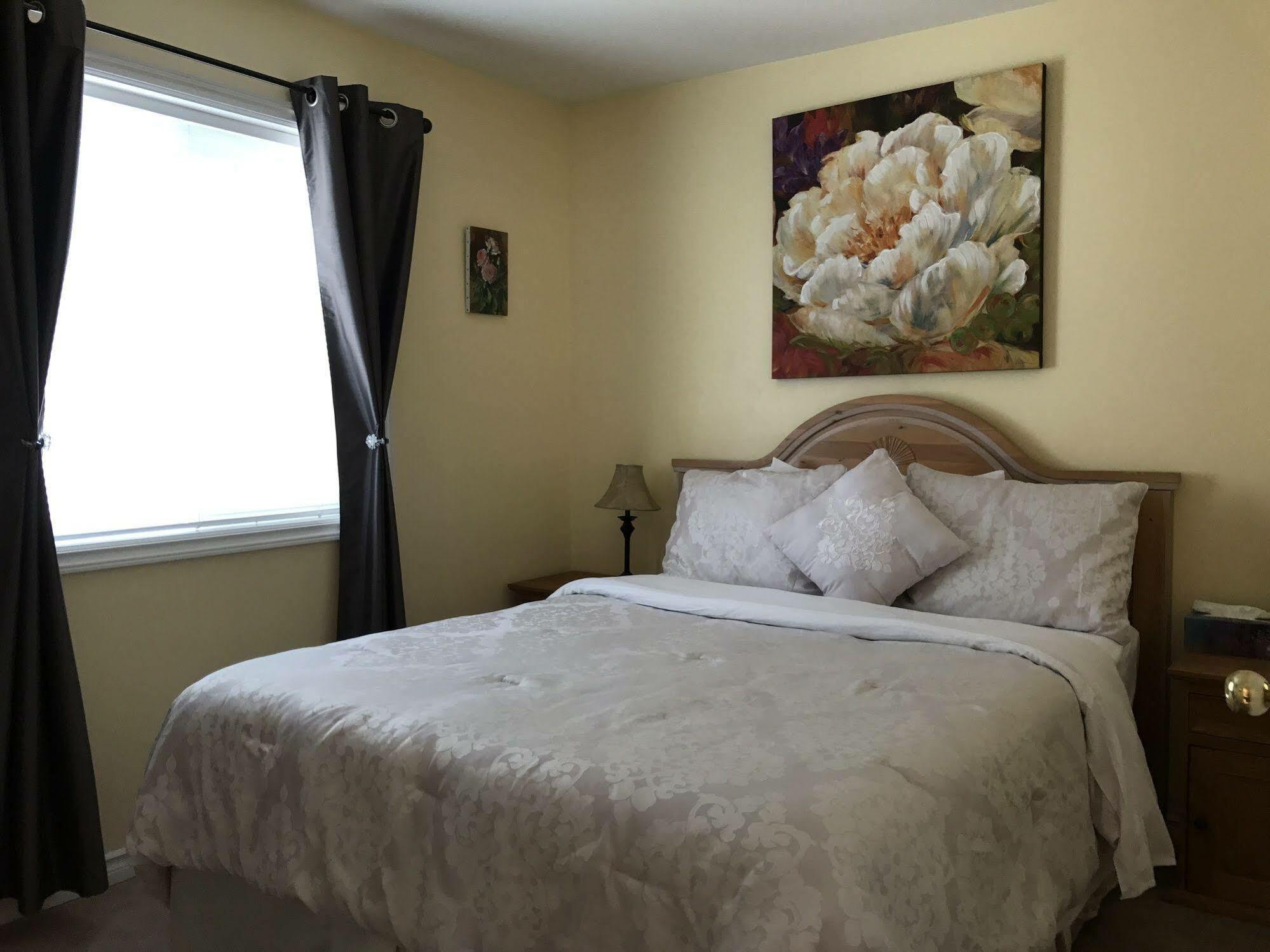 Acker Vacation Rentals เคโลว์นา ภายนอก รูปภาพ