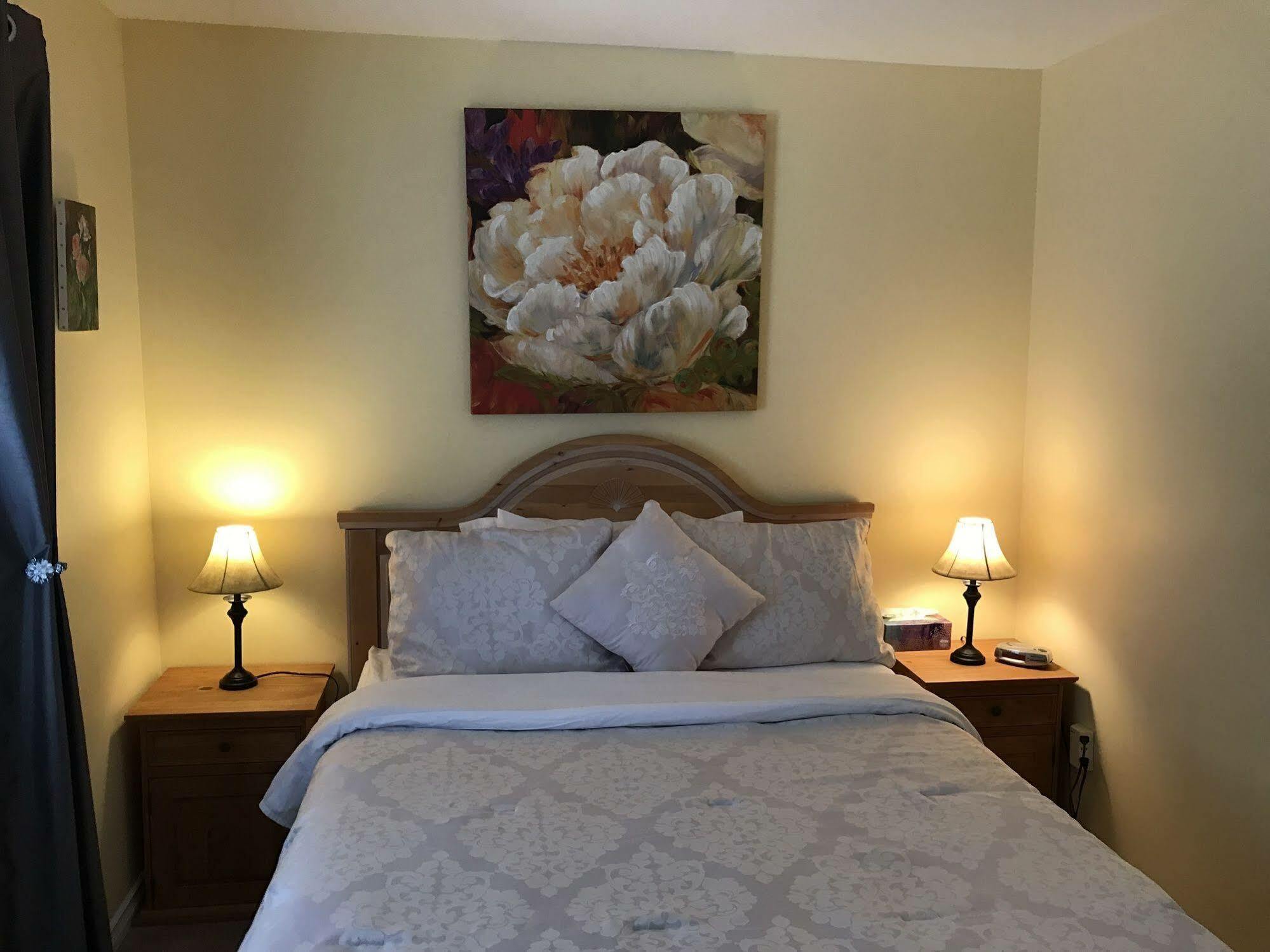 Acker Vacation Rentals เคโลว์นา ภายนอก รูปภาพ